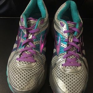 Tennis shoes for women